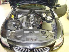 Zu sehen sind die Komponenten der Gasanlage im Motorraum des BMW Z4